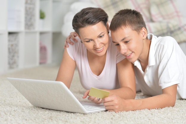 Mutter und Sohn mit Laptop-Online-Shopping-Konzept