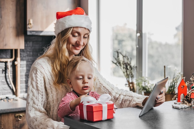 Mutter und Sohn öffnen Neujahrsgeschenk