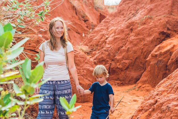 Mutter und Sohn Reisende in der roten Schlucht nahe Mui Ne, Südvietnam. Reisen mit Kindern Konzept.