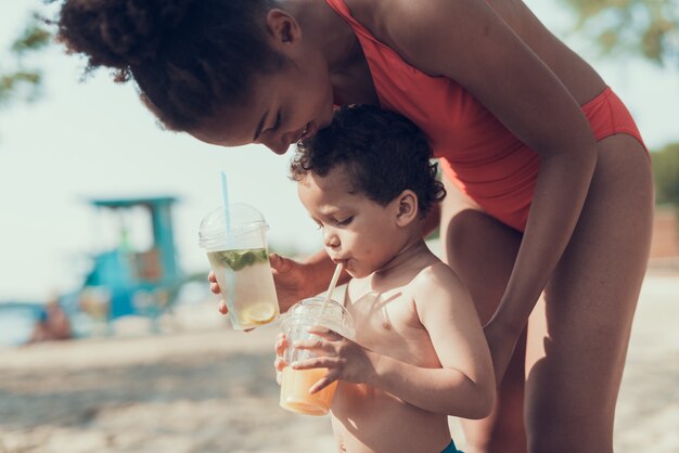 Mutter und Sohn ruhen am Fluss Sandy Beach