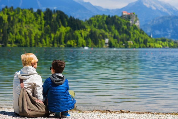 Mutter und Sohn ruhen sich am See aus