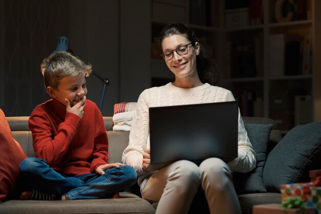 Mutter und Sohn schauen sich Filme auf einem Laptop an