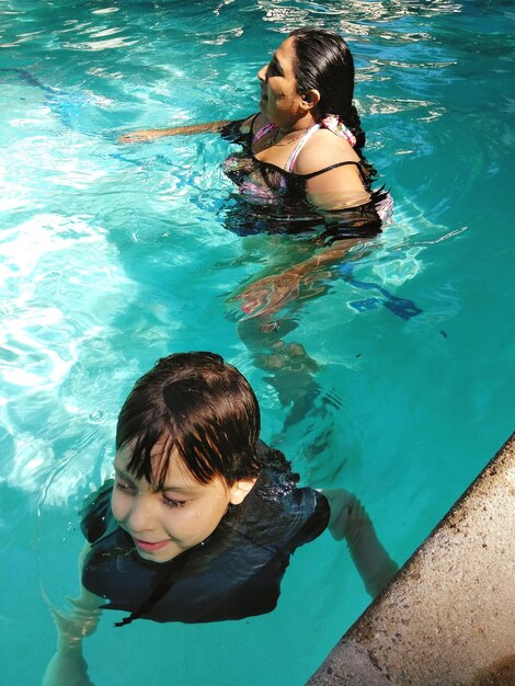 Mutter und Sohn schwimmen im Pool