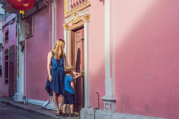 Mutter und Sohn sind Touristen auf der Straße im portugiesischen Romani in der Stadt Phuket, auch genannt