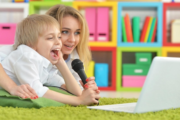 Mutter und Sohn singen Karaok