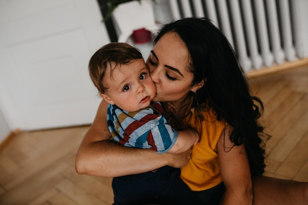 Mutter und Sohn sitzen zu Hause