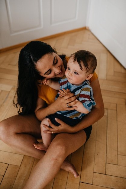 Mutter und Sohn sitzen zu Hause