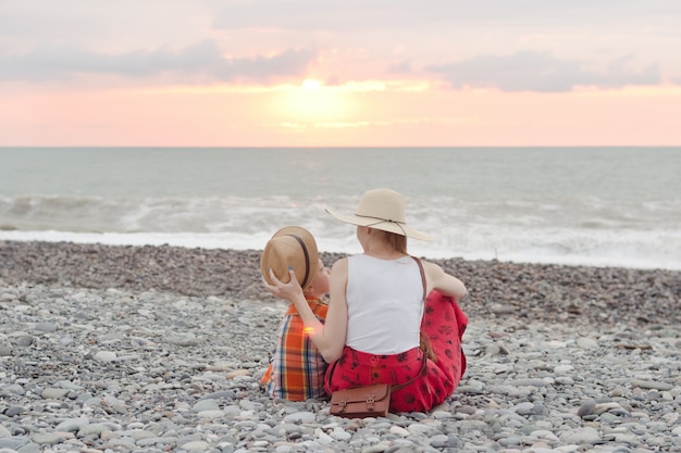 Mutter und Sohn spielen am Kiesstrand.