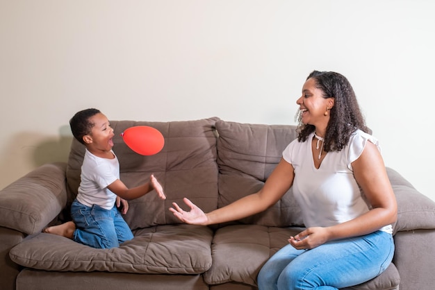 Mutter und Sohn spielen am Muttertag Ballon