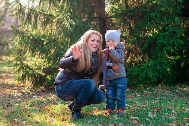 Mutter und Sohn spielen im Herbstpark