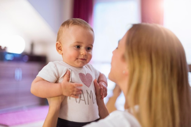 Mutter und Sohn spielen zu Hause