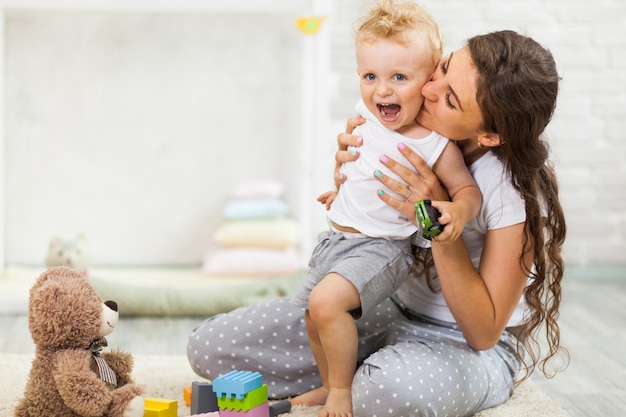 Mutter und Sohn spielen zusammen drinnen