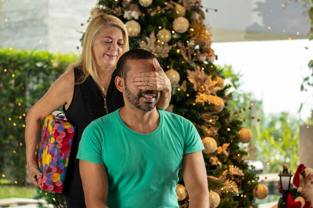 Mutter und Sohn tauschen Geschenke aus, um den Weihnachtstag zu feiern