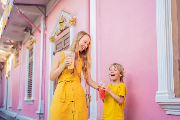 Mutter und Sohn Touristen auf der Straße im portugiesischen Stil Romani in Phuket Town Auch Chinatown oder Altstadt genannt Reisen mit Kindern Konzept