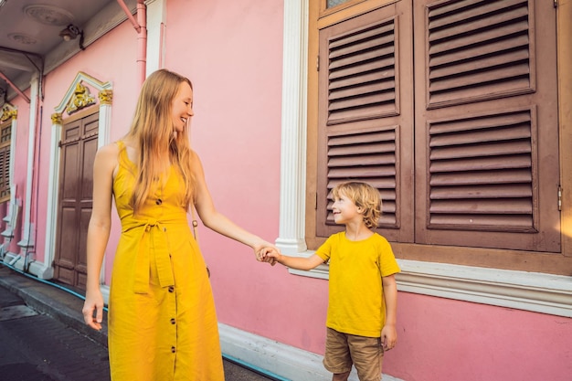 Mutter und Sohn Touristen auf der Straße im portugiesischen Stil Romani in Phuket Town Auch Chinatown oder Altstadt genannt Reisen mit Kindern Konzept