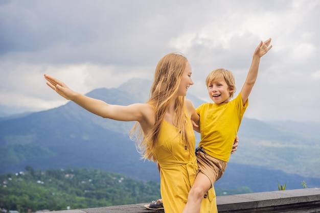 Mutter und Sohn Touristen im Hintergrund mit Blick auf den Vulkan Batur Indonesien Reisen mit Kinderkonzept