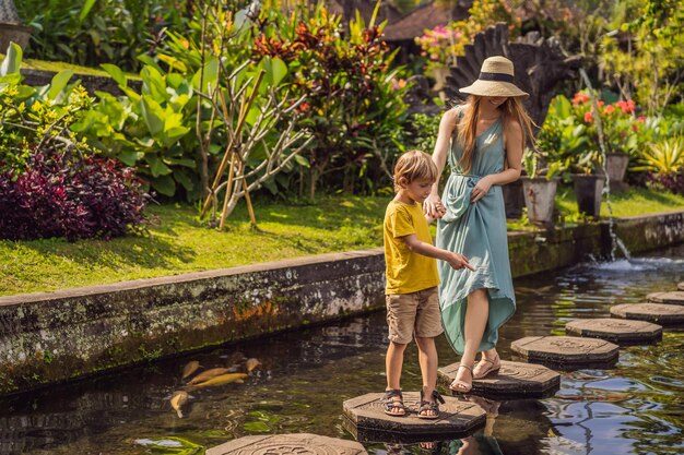 Mutter und Sohn Touristen in Taman Tirtagangga Wasserpalast Wasserpark Bali Indonesien Reisen mit Kindern Konzept Kinderfreundlicher Ort