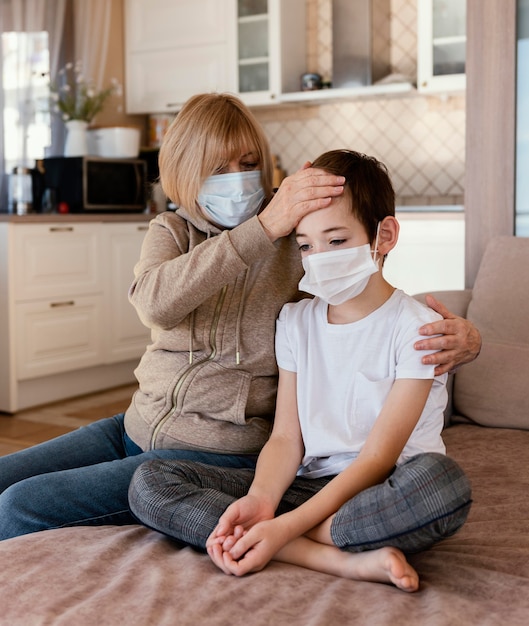 Mutter und Sohn tragen Maske