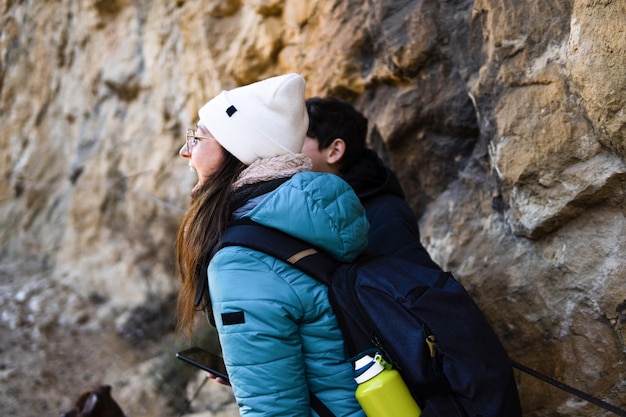 Foto mutter und sohn tragen warme kleidung und schreien auf einem berg