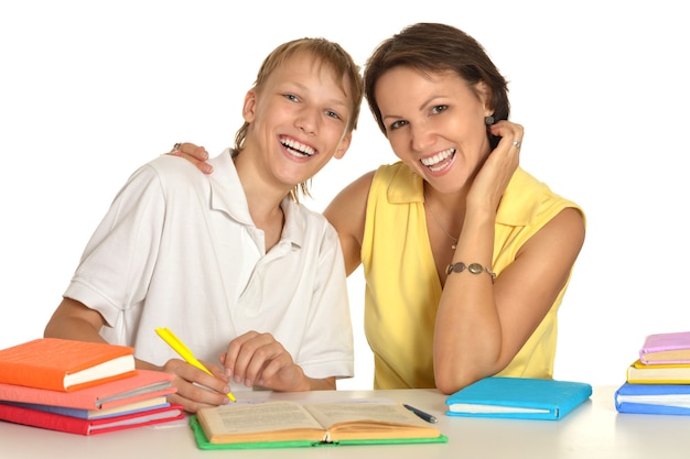 Mutter und Sohn zeichnen gemeinsam mit Bleistift am Tisch