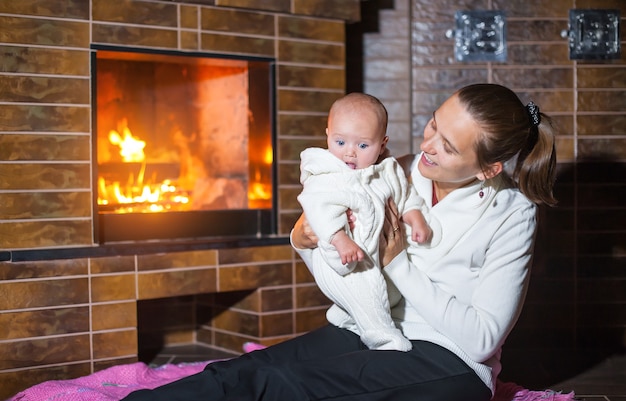 Mutter und Tochter am Kamin.