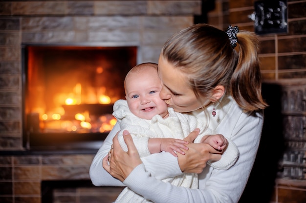 Mutter und Tochter am Kamin