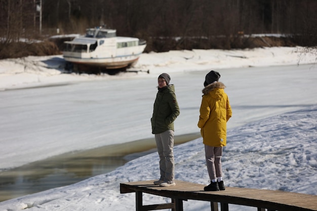 Mutter und Tochter am Quellfluss