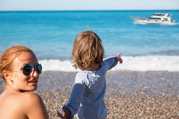 Mutter und Tochter am Strand