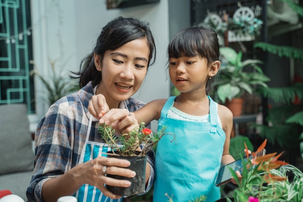 Mutter und Tochter arbeiten gemeinsam im Garten