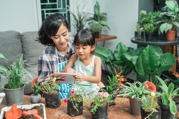 Mutter und Tochter arbeiten im Garten und studieren