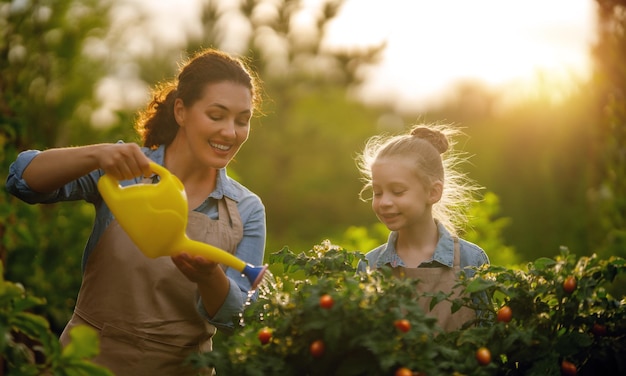 Mutter und Tochter arbeiten im Hinterhof im Garten