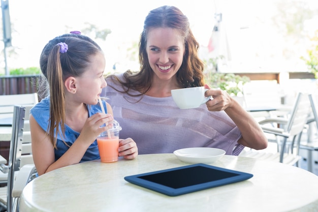 Mutter und Tochter auf der Caféterrasse