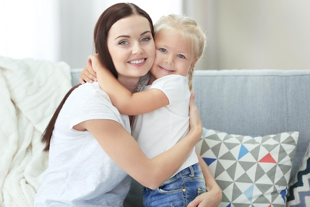 Mutter und Tochter auf der Couch