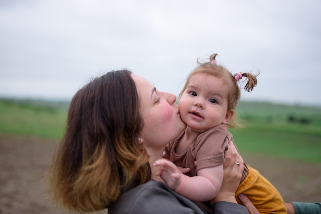 Mutter und Tochter auf einem Feld