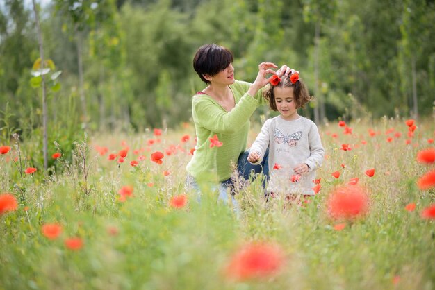 Mutter und Tochter auf einem grasbewachsenen Feld im öffentlichen Park
