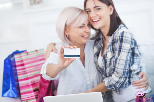 Mutter und Tochter beim Online-Shopping zusammen.