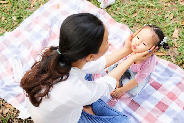 Mutter und Tochter beim Picknick