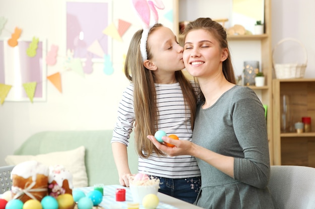 Mutter und Tochter bemalen Ostereier für die Ostertraditionen