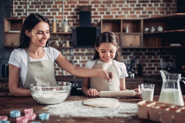 Mutter und Tochter bereiten in der Küche Teig für Kekse zu