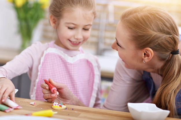 Mutter und Tochter bereiten Kekse in der Küche zu