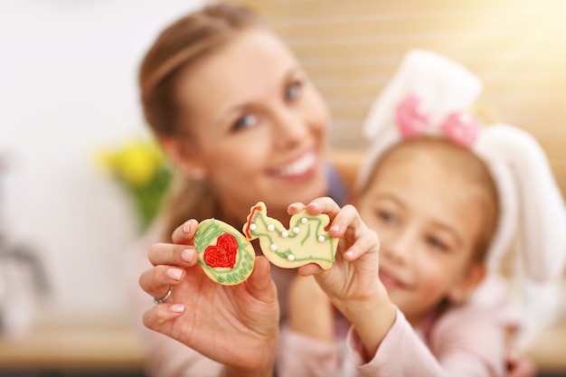 Mutter und Tochter bereiten Kekse in der Küche zu