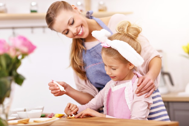 Mutter und Tochter bereiten Kekse in der Küche zu