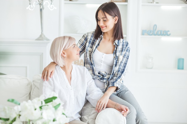 Mutter und Tochter bleiben zusammen