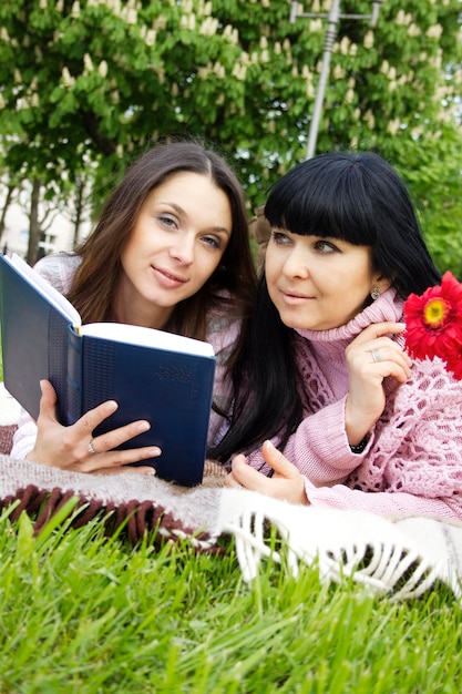 Mutter und Tochter, die ein Buch lesen