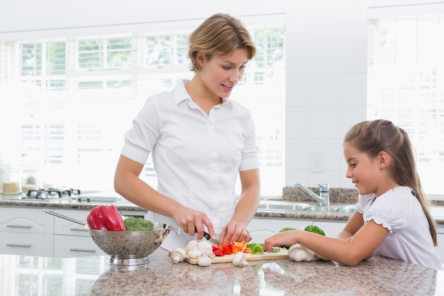 Mutter und Tochter, die Gemüse vorbereiten