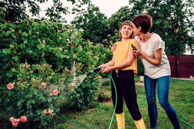 Mutter und Tochter, die im Garten zusammenarbeiten