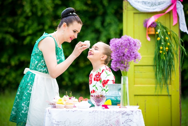 Mutter und Tochter, die kleine Kuchen kochen