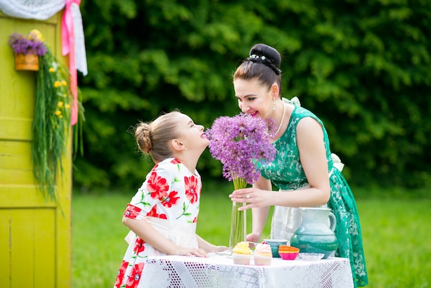 Mutter und Tochter, die kleine Kuchen kochen