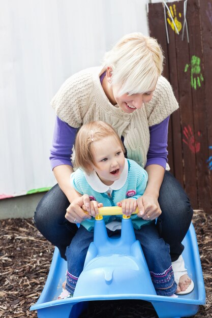 Mutter und Tochter, die Spaß haben