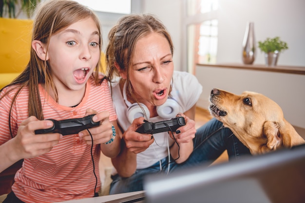 Mutter und Tochter, die Videospiele spielen